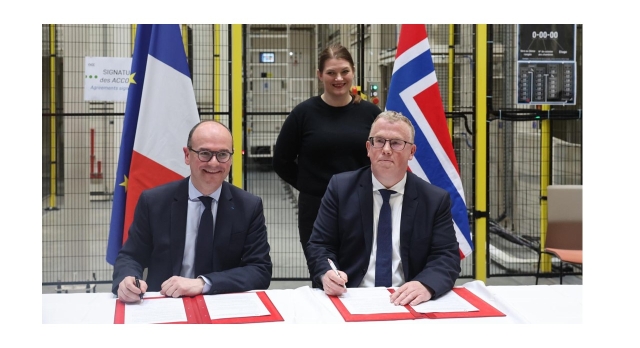 Partene signerer avtalen. 